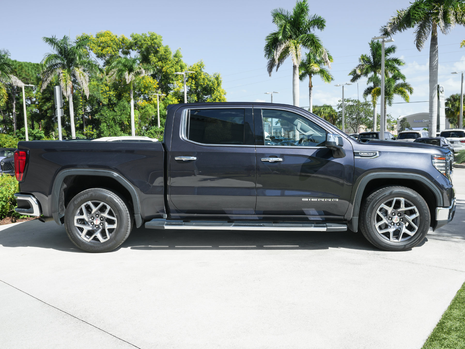 Used 2022 GMC Sierra 1500 SLT w/ SLT Premium Package RWD image 31