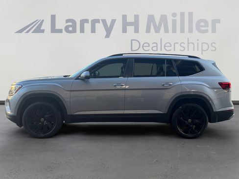 Used 2024 Volkswagen Atlas SE w/ Panoramic Sunroof Package FWD image 2