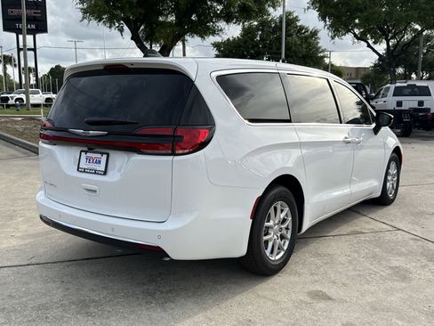 New 2026 Chrysler Pacifica Select image 5