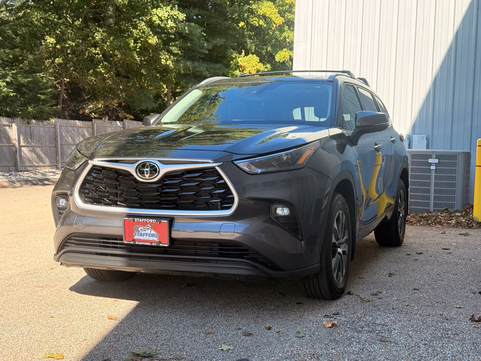 Used 2022 Toyota Highlander XLE AWD/4WD image 3