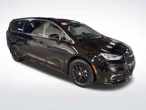 Used 2024 Chrysler Pacifica Touring-L image 8