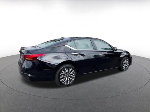 Used 2025 Nissan Altima 2.5 SV FWD image 14