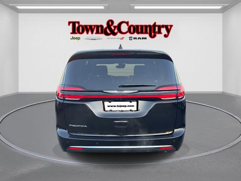 Certified 2025 Chrysler Pacifica Select image 8