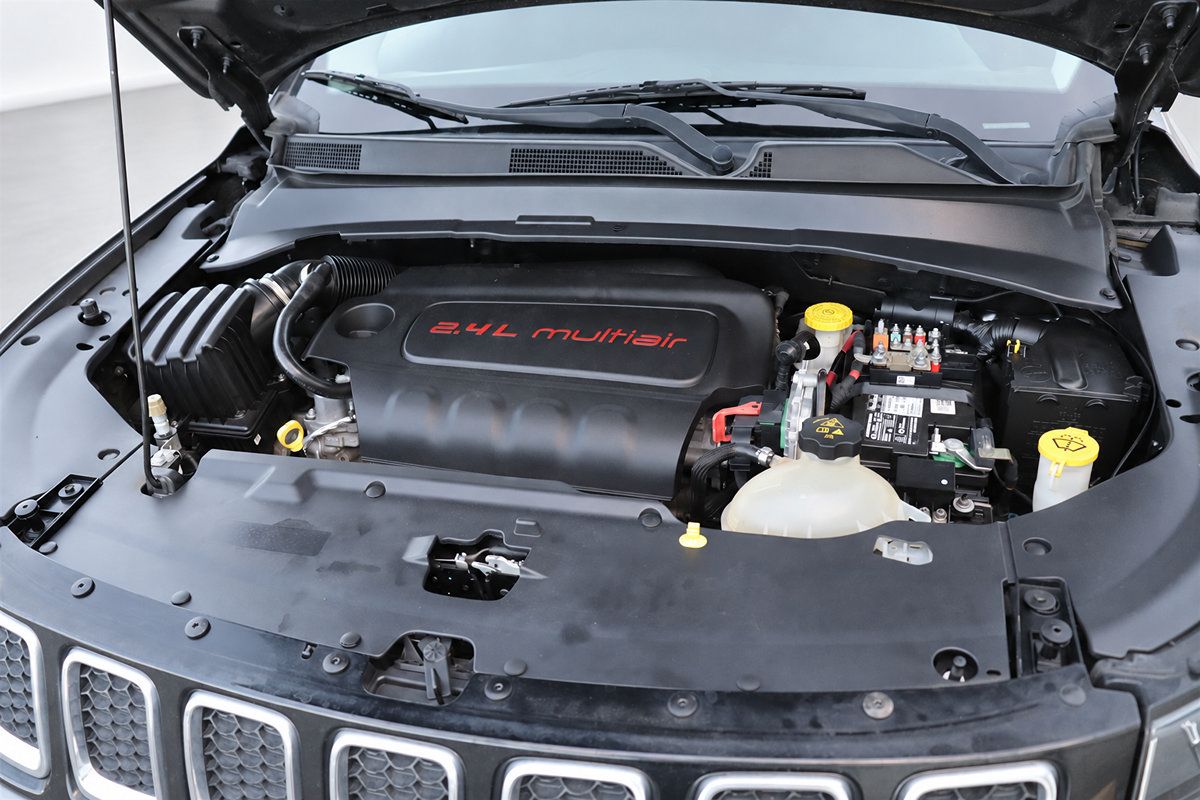 Used 2018 Jeep Compass Latitude FWD image 40