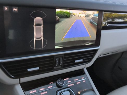 Used 2021 Porsche Cayenne w/ Premium Package image 19