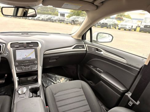Used 2020 Ford Fusion SE FWD image 22