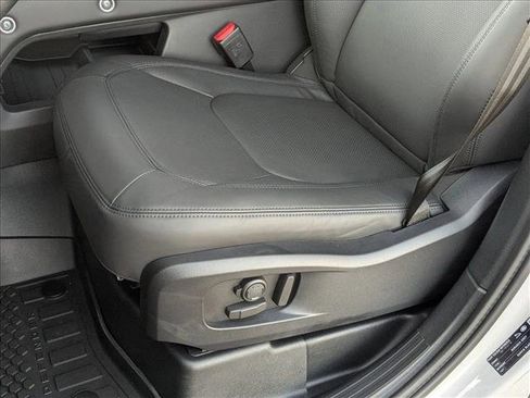 New 2026 Land Rover Defender 110 X-Dynamic SE image 4