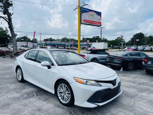 Used 2019 Toyota Camry XLE FWD image 1