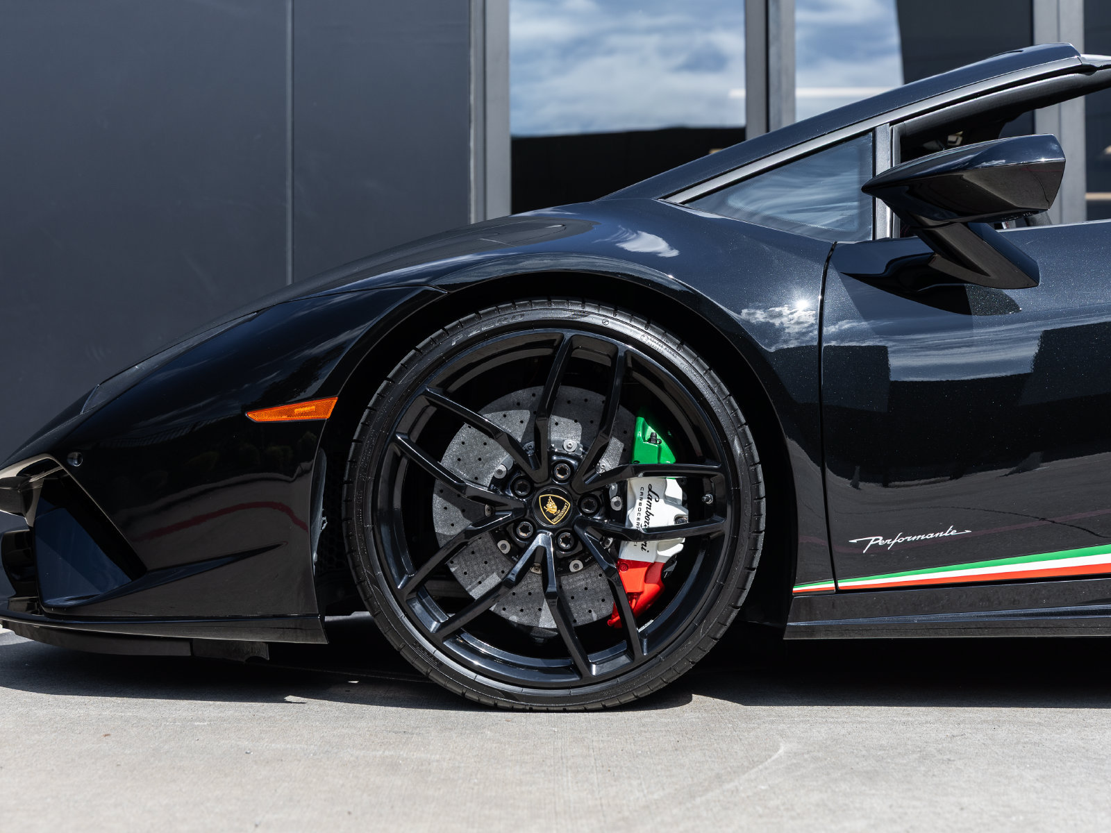 Used 2019 Lamborghini Huracan Performante AWD/4WD image 12