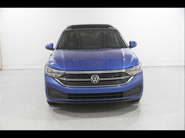 Certified 2024 Volkswagen Jetta SE w/ Panoramic Sunroof Package FWD image 2