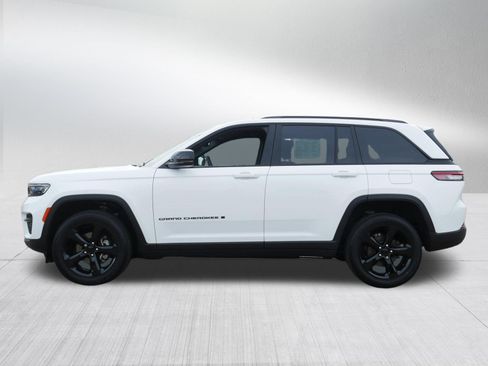 Used 2024 Jeep Grand Cherokee Altitude AWD/4WD image 4