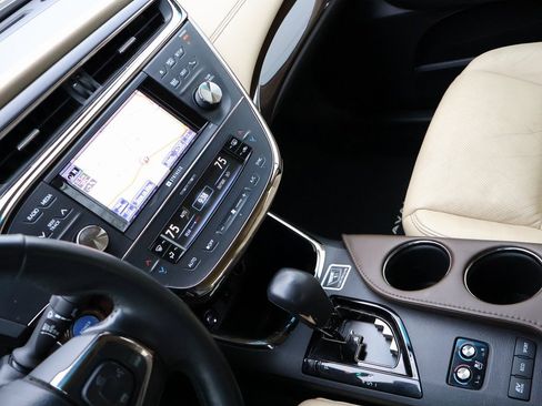 Used 2013 Toyota Avalon Limited image 18