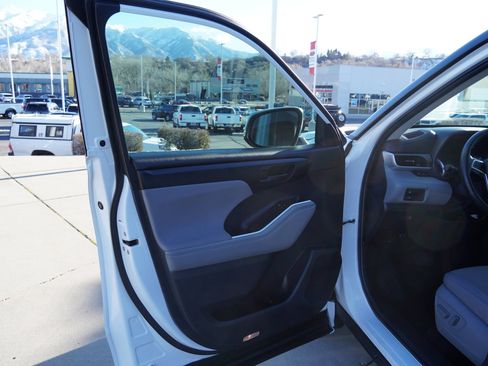 Certified 2023 Toyota Highlander LE image 17