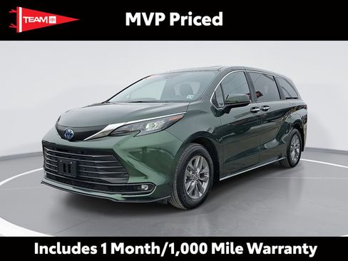 Used 2025 Toyota Sienna XLE image 1