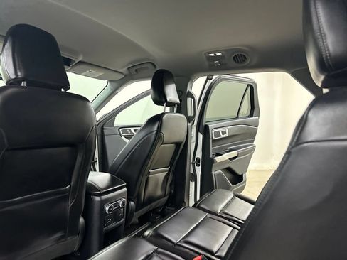 Used 2021 Ford Explorer XLT w/ Equipment Group 202A AWD/4WD image 33