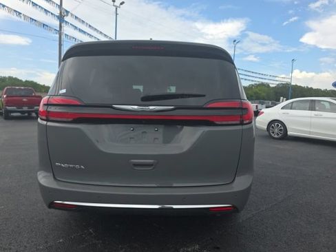 Used 2023 Chrysler Pacifica Touring-L FWD image 6