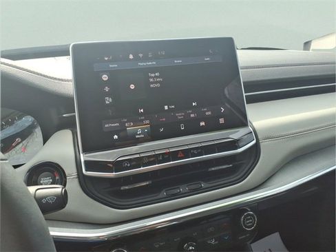 Used 2024 Jeep Compass Limited image 17