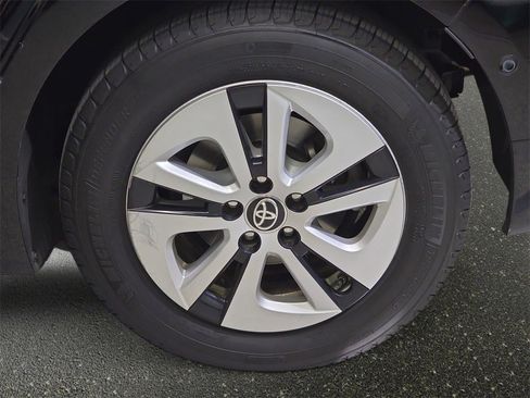 Used 2018 Toyota Prius Four image 36