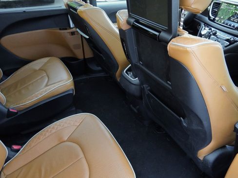 Used 2023 Chrysler Pacifica Pinnacle FWD image 35