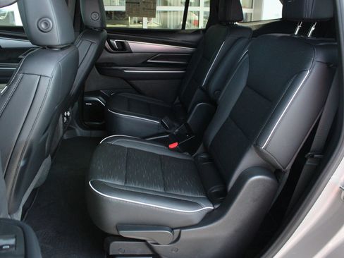 Used 2026 Buick Enclave Sport Touring AWD/4WD image 17