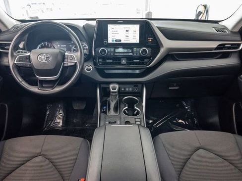 Used 2024 Toyota Highlander LE FWD image 23