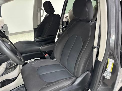 Used 2022 Chrysler Voyager LX FWD image 15