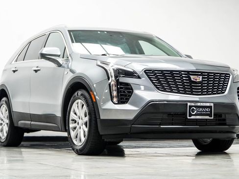 Used 2023 Cadillac XT4 Luxury w/ Cold Weather Package FWD image 4