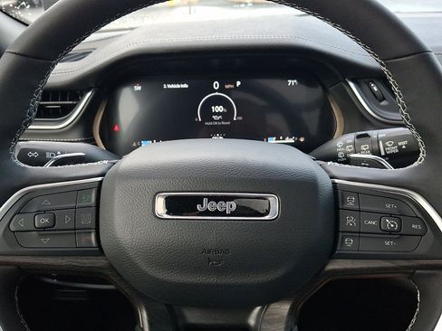 Used 2025 Jeep Grand Cherokee Limited w/ Luxury Tech Group II AWD/4WD image 21