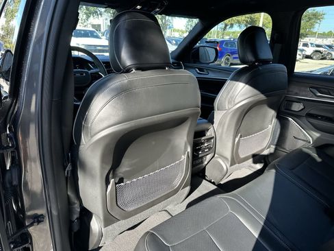 Used 2022 Jeep Grand Cherokee Overland AWD/4WD image 17