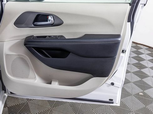 Used 2023 Chrysler Pacifica Touring-L FWD image 47