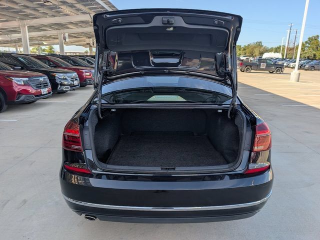 Used 2018 Volkswagen Passat 2.0T SE FWD image 28