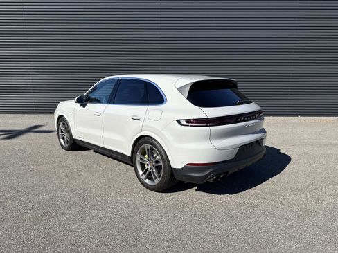 Certified 2025 Porsche Cayenne S image 6