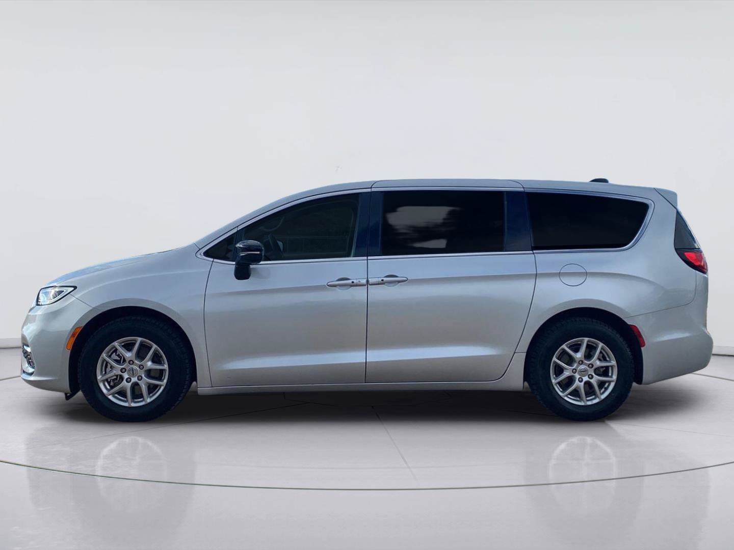 Used 2024 Chrysler Pacifica Touring-L FWD image 3