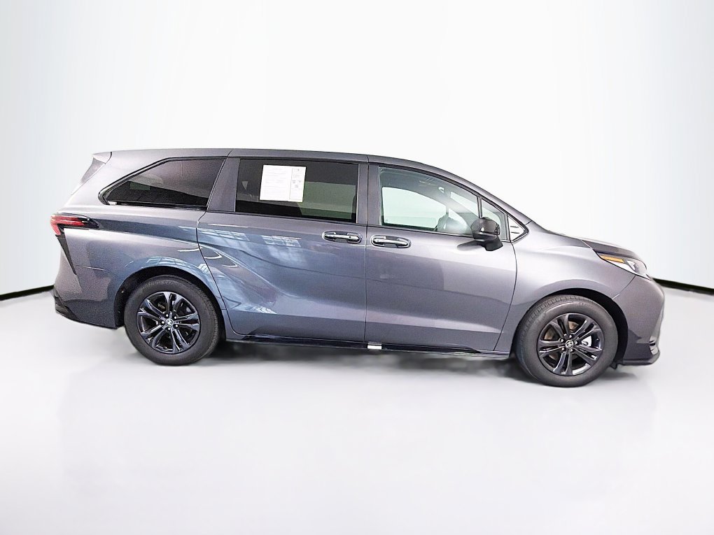 Used 2025 Toyota Sienna XSE AWD/4WD image 11