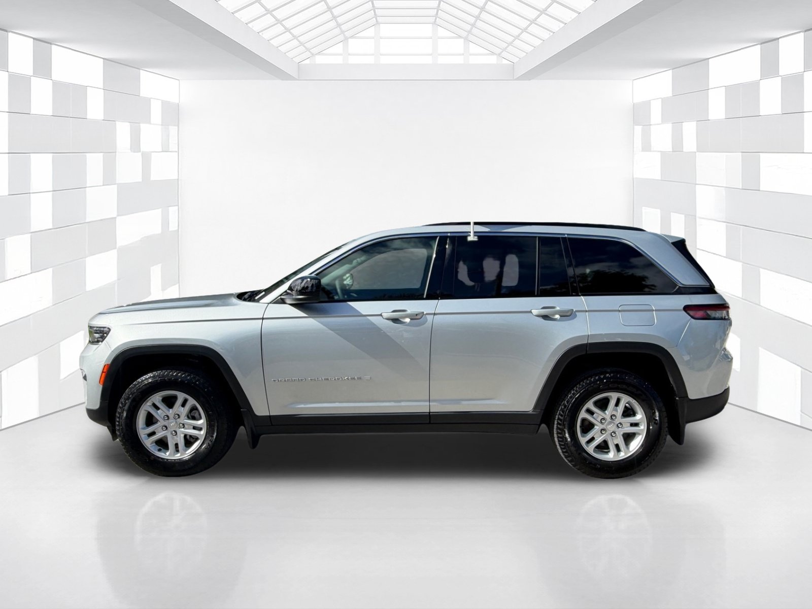Used 2025 Jeep Grand Cherokee Laredo w/ MOPAR Finishing Package RWD image 4