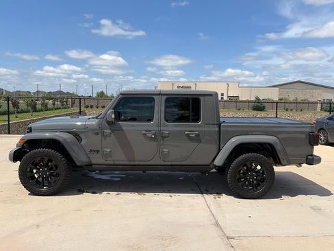 Used 2023 Jeep Gladiator Overland AWD/4WD image 6