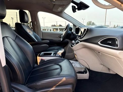 Used 2024 Chrysler Pacifica Touring-L FWD image 10