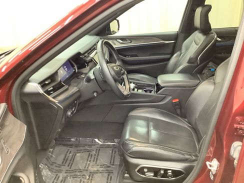 Used 2022 Jeep Grand Cherokee Overland w/ Advanced Protech Group III image 17