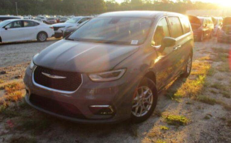 Used 2025 Chrysler Pacifica Select FWD image 1