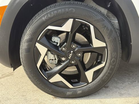 Used 2024 Kia Seltos EX image 12