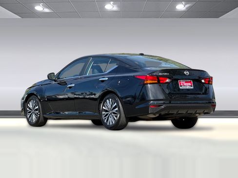 Used 2025 Nissan Altima 2.5 SV FWD image 3