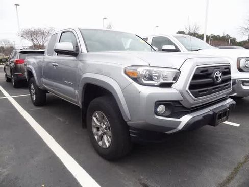Used 2017 Toyota Tacoma SR5 w/ Tow Package image 3