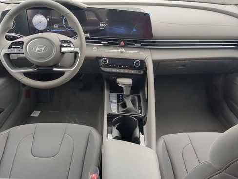 Used 2025 Hyundai Elantra SEL FWD image 13