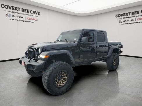 Used 2022 Jeep Gladiator Sport image 3