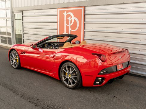 Used 2010 Ferrari California RWD image 39