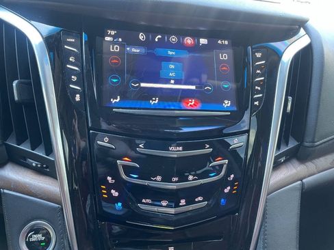 Used 2018 Cadillac Escalade Luxury RWD image 29