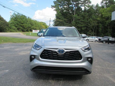 Used 2023 Toyota Highlander XLE FWD image 2