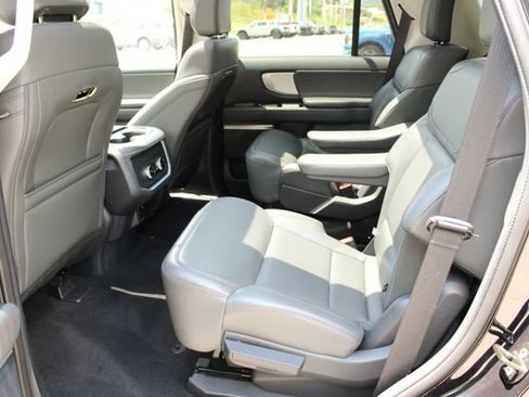 Used 2025 Ford Expedition Active AWD/4WD image 8