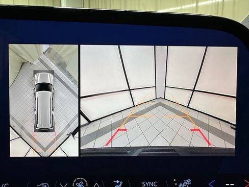 Used 2025 Chevrolet Suburban Z71 image 32