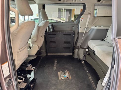 Used 2018 Toyota Sienna LE FWD image 18